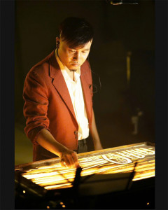 Nghệ sĩ vẽ tranh cát, vẽ tranh tranh trình diễn Nguyễn Tiến  